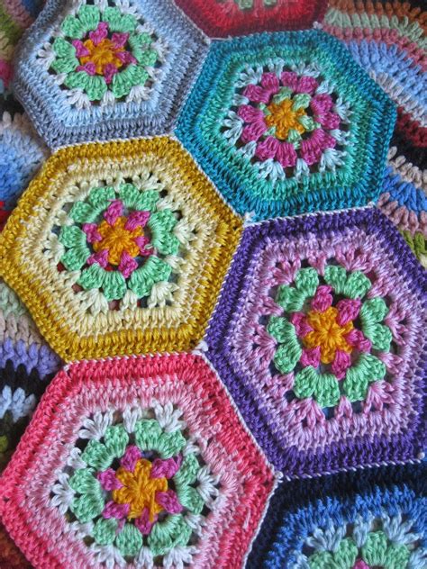 Gaia's Crochet: WIP; the hexagon blanket