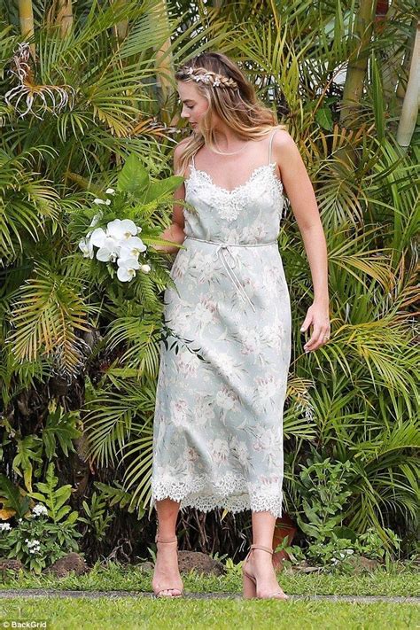 Margot Robbie wears stylish bridesmaid frock in Hawaii | Daily Mail Online | Margot robbie ...