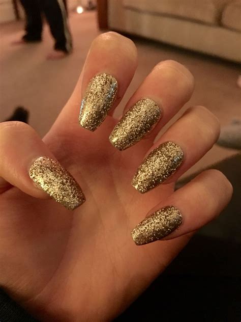 Acrylic gold glitter nails | Gold nails, Gold glitter nails, Sparkly nails