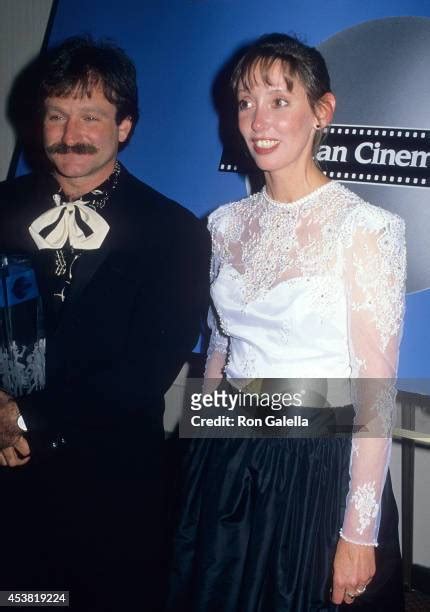 Shelley Duvall Robin Williams Attending Photos and Premium High Res ...