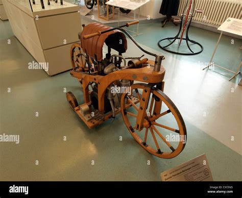 1885 Daimler Petroleum-Reitwagen replica Stock Photo - Alamy