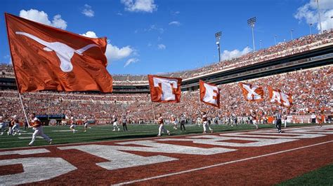 This date Texas history: Football team begins home winning streak