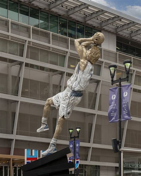 `Dirk Nowitzki` Statue by Omri Amrany in Front of the American Airlines ...