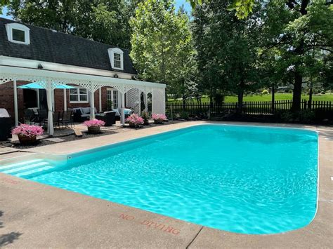 Brick Estate with pool in Quiet Neighborhood - Houses for Rent in Carbondale, Illinois, United ...