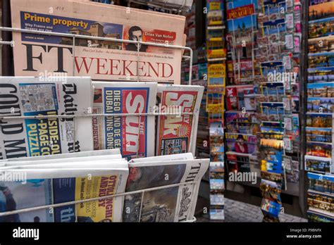 Newspapers and magazines stall hi-res stock photography and images - Alamy