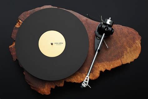 Platine vinyle unique, vintage et en bois ancien par Alejandro Alcocer