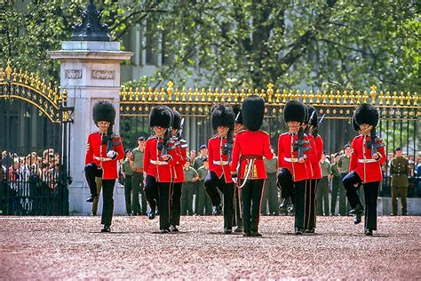 The Changing the Guard at Buckingham Palace - Nawas Travel