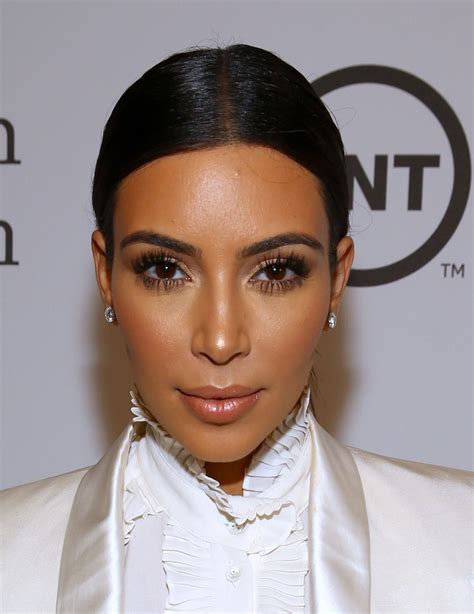 Makeup Trick in Action: How Kim Kardashian Sculpted Her Face With Highlighter | Glamour