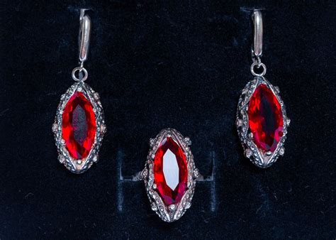 Earrings and ring with rubies - Creative Commons Bilder