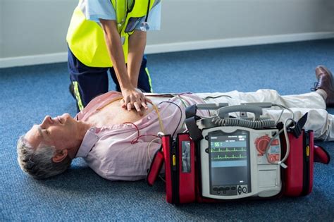 Premium Photo | Paramedic using an external defibrillator during cardiopulmonary resuscitation