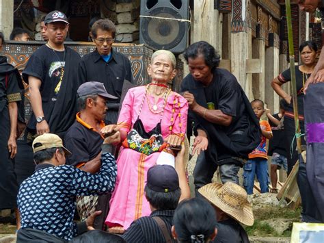 Tana Toraja Funeral Ceremony - wooden statue of the deceased - Travel ...