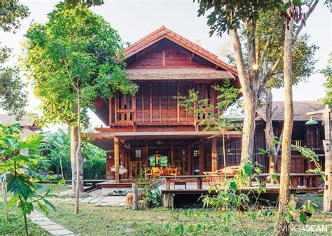 Wooden Thai House in the Lanna Tradition /// Living Asean