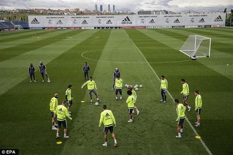 Cristiano Ronaldo pranks teammate during training (photos)