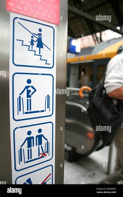 Escalator safety signs Stock Photo - Alamy