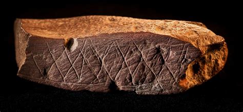 Bloc d'ocre gravé, Grotte de Blombos, Afrique du Sud, 75000 ans