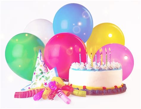 Bolo de aniversário com velas e balões | Foto Premium