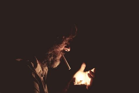 Fotos gratis : hombre, ligero, noche, luz de sol, solo, de fumar, masculino, bengala, llama ...
