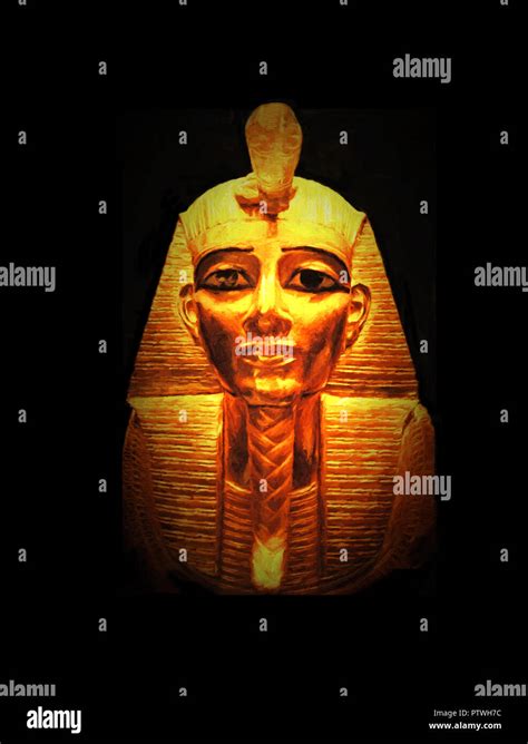 Tutankhamun death mask hi-res stock photography and images - Alamy