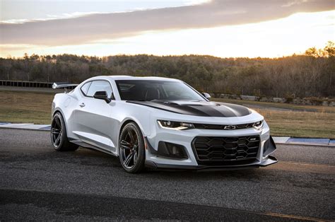 2022 Chevrolet Camaro ZL1 vs. 2023 C8 Corvette Z06: Qual é mais rápido?