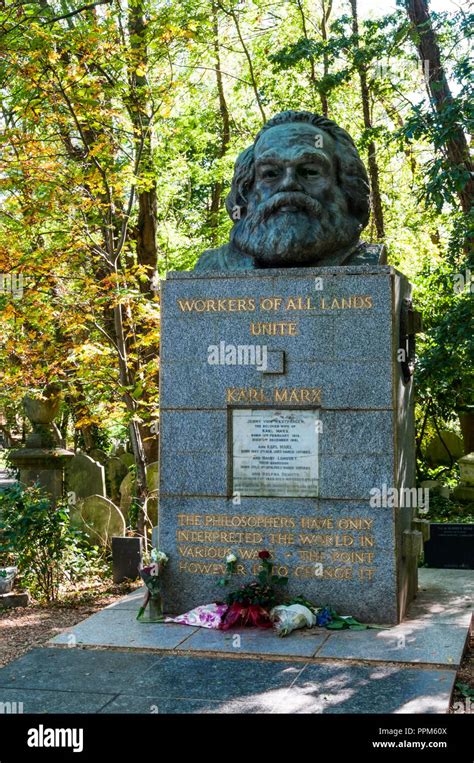 The grave of Karl Marx in Highgate Cemetery, London Stock Photo - Alamy