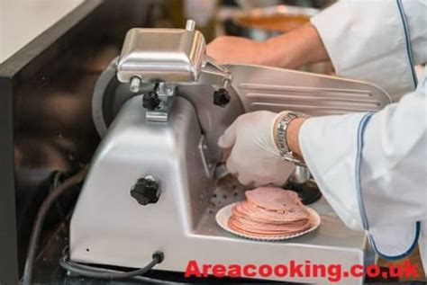 How to Use a Meat Slicer: Step-by-Step Guide - Areacooking.co.uk