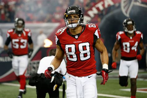 N.F.C. — Falcons’ Tony Gonzalez Narrows Focus - The New York Times