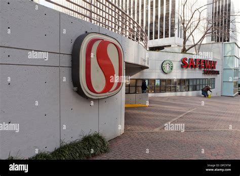 Safeway grocery store sign - Arlington, Virginia USA Stock Photo - Alamy