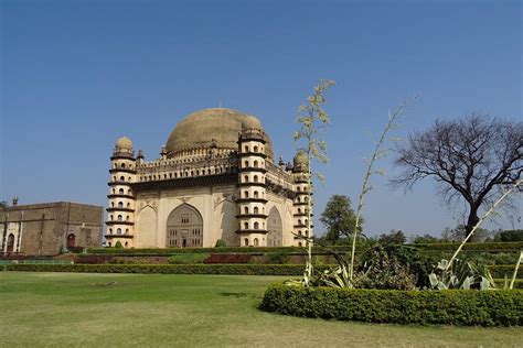 Gol Gumbaz Bijapur, history, architecture, facts, timings, distance