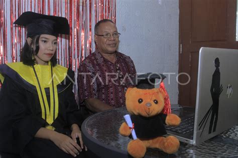 WISUDA DARING UNIVERSITAS NUSA CENDANA KUPANG | ANTARA Foto