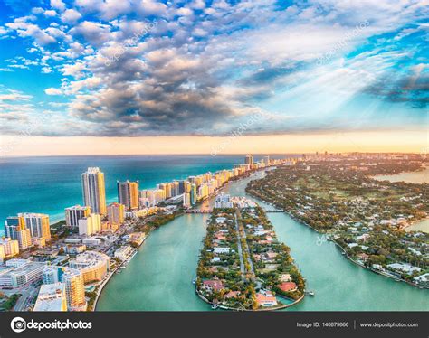 Vista aérea de Miami Beach al atardecer: fotografía de stock © jovannig #140879866 | Depositphotos