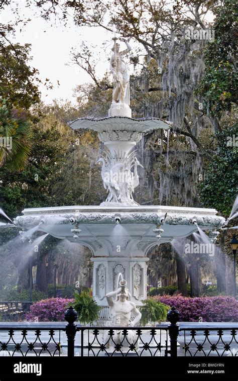 The Fountain in Forsyth Park in Savannah, Georgia Stock Photo - Alamy