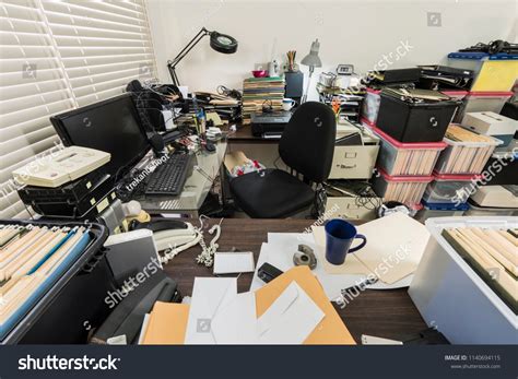 3.081 Unorganized office desk Gambar, Foto Stok & Vektor | Shutterstock