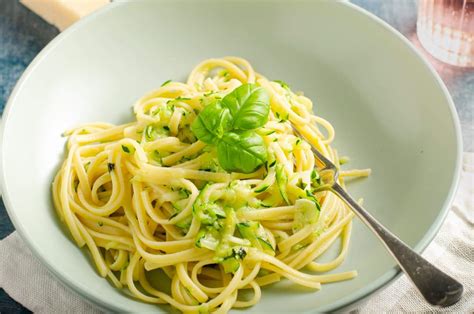 Courgette Lemon Pasta (Zucchini Pasta) - Lost in Food