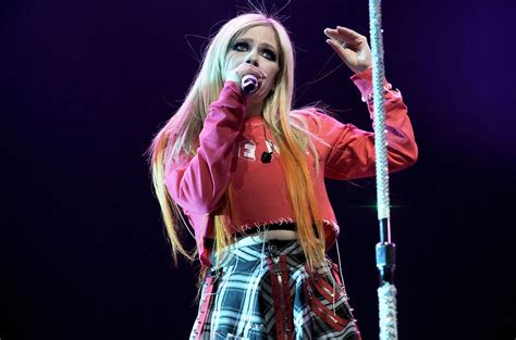 Avril Lavigne Postpones U.K., European Tour Dates Over COVID Issues – Billboard