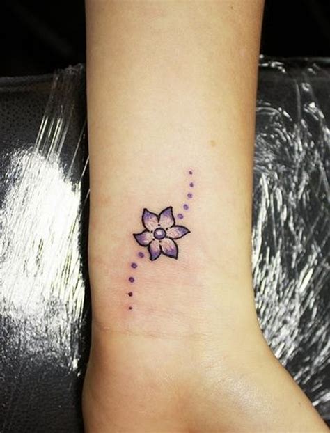 23 Daisy Flowers Wrist Tattoos - Free Tattoo Ideas