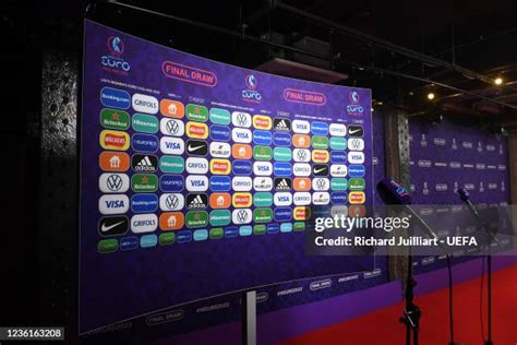 Interview Backdrop Photos and Premium High Res Pictures - Getty Images