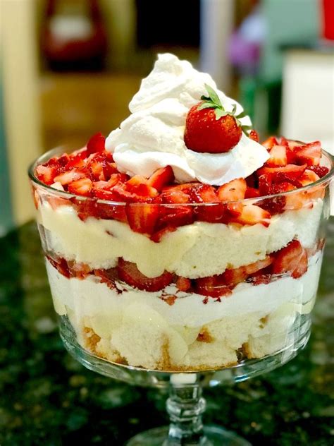 A simple, but oh-so delicious strawberry shortcake trifle recipe ...