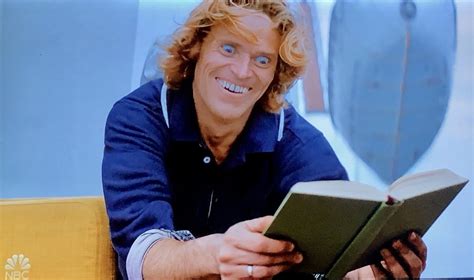 Willem Dafoe reading a book : funny