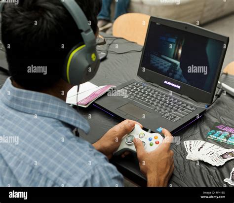 Children playing xbox hi-res stock photography and images - Alamy