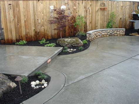 11 Creative Ideas How to Improve Concrete Backyards - Simphome | Дизайн патио на заднем дворе ...