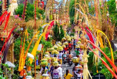 Balinese people celebrate galungan | Bali Home Immo