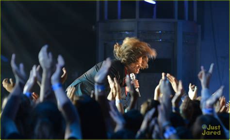 Caleb Johnson Rocks Out for 'American Idol' Finale Performances - Watch ...