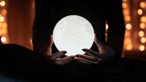 Full Moon Ritual: Honoring the Feminine