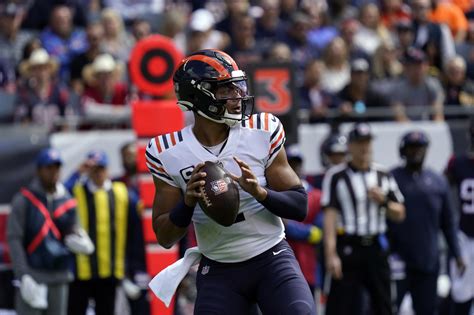 Justin Fields struggles again as Bears ride run game to win | AP News