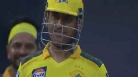 5 epic MS Dhoni stump-mic moments