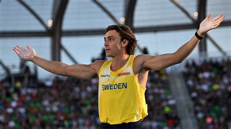 Armand Duplantis improves his pole vault world record to 6.21 meters - Grupo JBL Times
