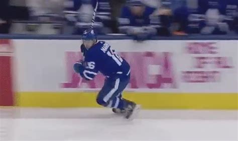 Mitch Marner, Auston Matthews give equipment manager lots of love for fantastic heads up play ...