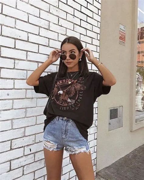 How To Style An Oversized T-Shirt [15+ Ways] - That Grateful Soul