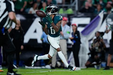 Eagles WR DeVonta Smith dealing with ‘mild ankle sprain’ after exiting Cardinals game early ...