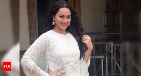 Sonakshi Sinha celebrates the entry of 'Mission Mangal' in 100 crore club and 'Chandryaan 2' in ...